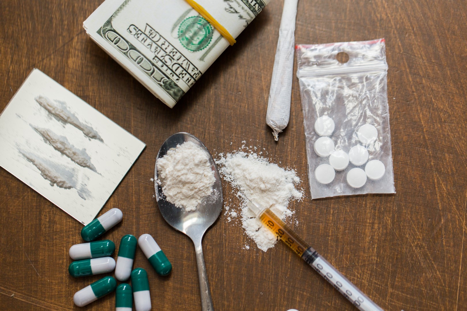 שימוש בסמים, פשיעה התמכרות ושימוש לרעה בסמים